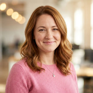 Emily Watson, visad som Chef för kundtjänst på Ljus Värdedom, i ett profilfoto
